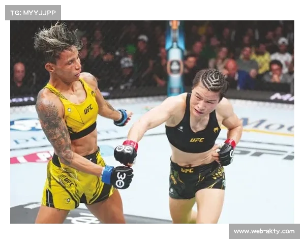 张伟丽卫冕草量级金腰带，对手苏亚雷斯赛后需搀扶离场